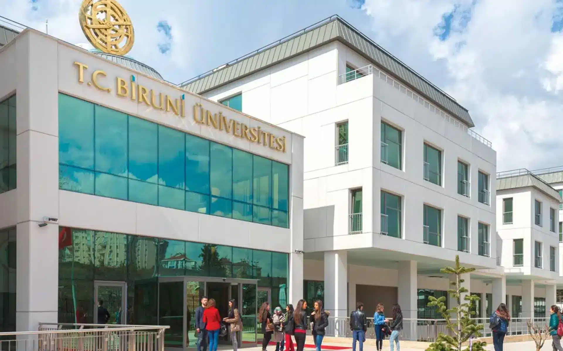 أين تقع جامعة البيروني وما هي تخصصاتها؟