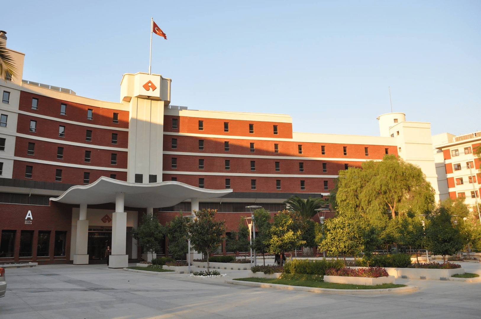 جامعة إزمير الاقتصادية